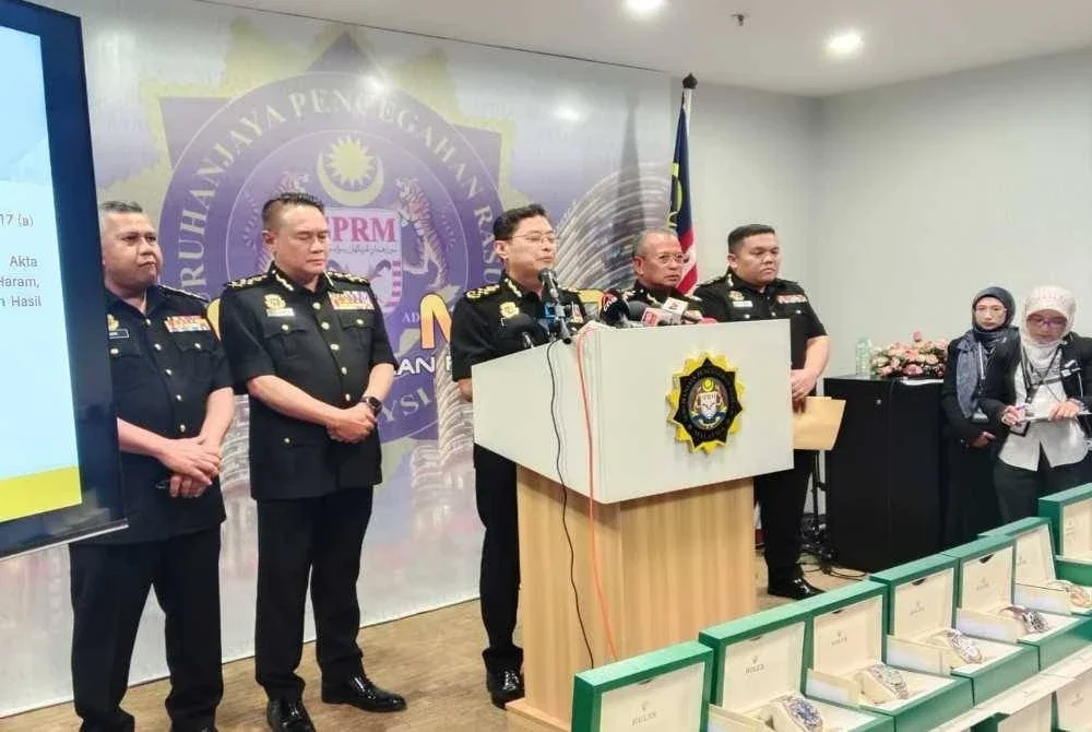 Azam ketika bercakap kepada pemberita sidang akhbar khas di Ibu Pejabat SPRM, Putrajaya pada Khamis.