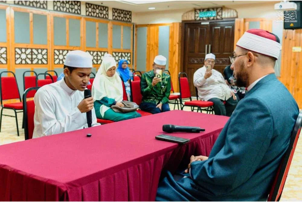 Ahmad Fikri memperdengarkan bacaan hafazan di hadapan Syeikh Hisham Abdul Bari.