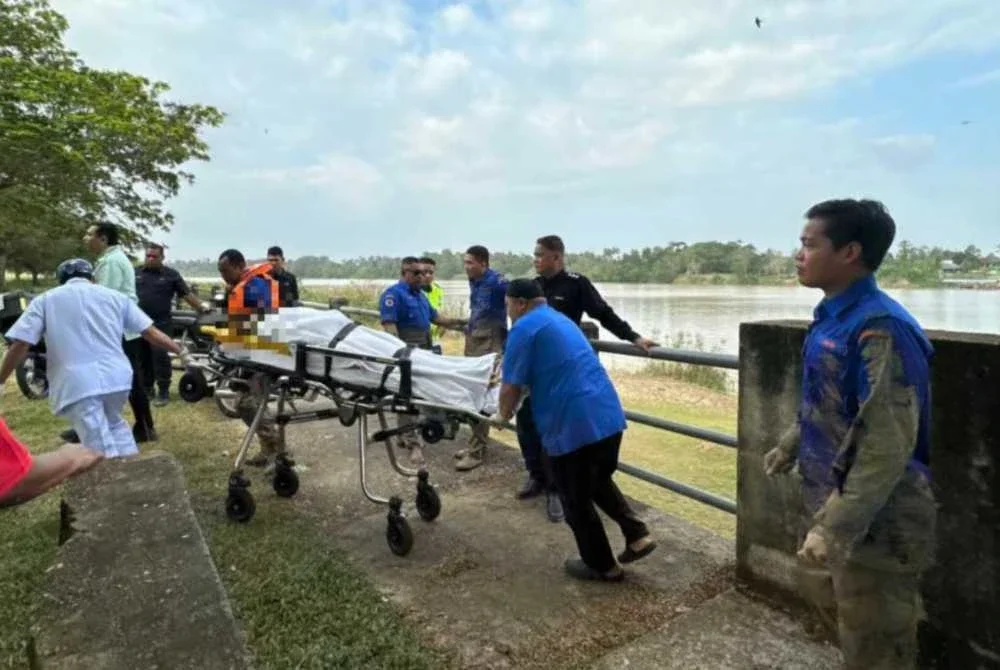 Wanita berkenaan dibawa ke hospital dengan ambulans.