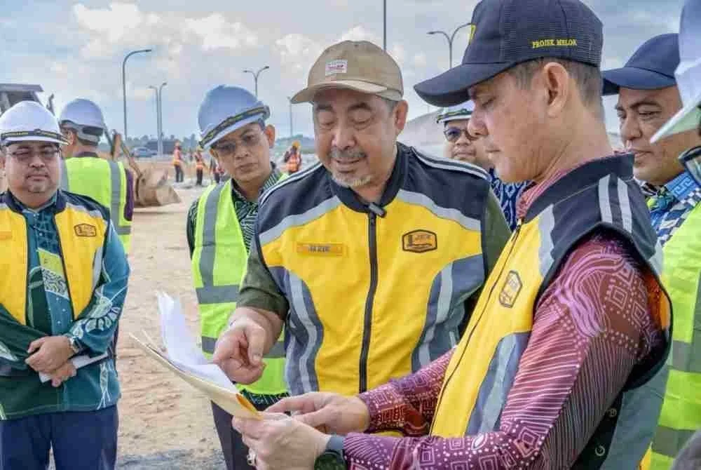 Dr Izani (dua, kanan) semasa mengadakan lawatan ke tapak pembinaan KB Sentral, Tunjong, di Kota Bharu pada Khamis.