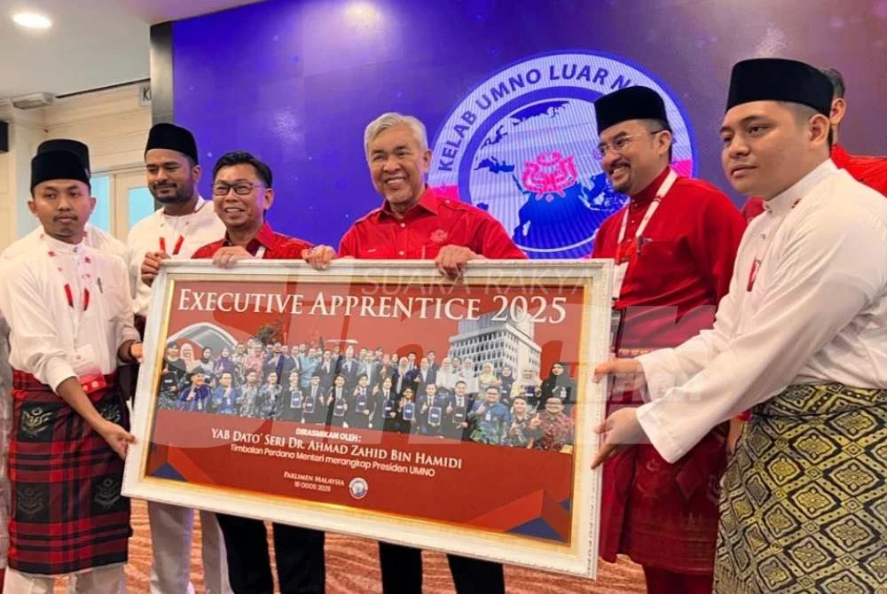 Ahmad Zahid (tiga dari kanan) melancarkan logo baharu Kelab UMNO Luar Negara di WTC pada Khamis.