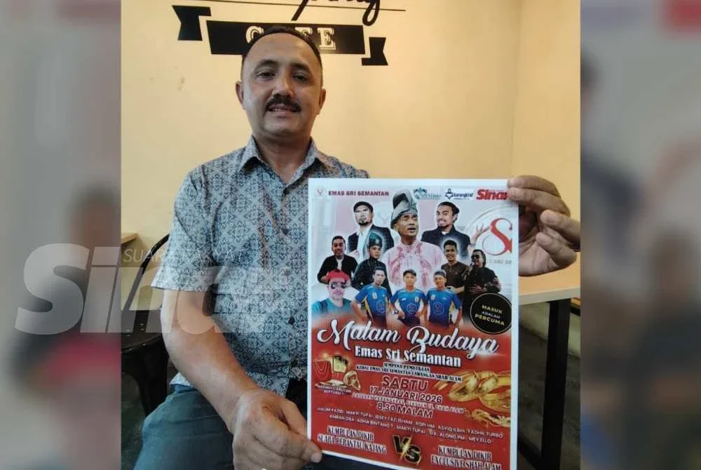 Mohd Fadzil menunjukkan poster yang diedarkan bagi memeriahkan lagi program malam budaya berlangsung di Dataran Karangkraf di Seksyen 15, Shah Alam.