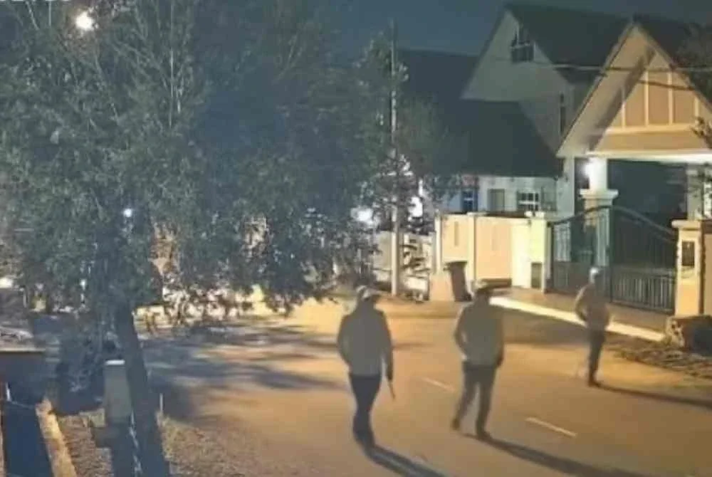 Polis memburu tiga lelaki yang mencuri wang tunai bernilai RM1,500 di Taman Anjung Gapam, Jasin.