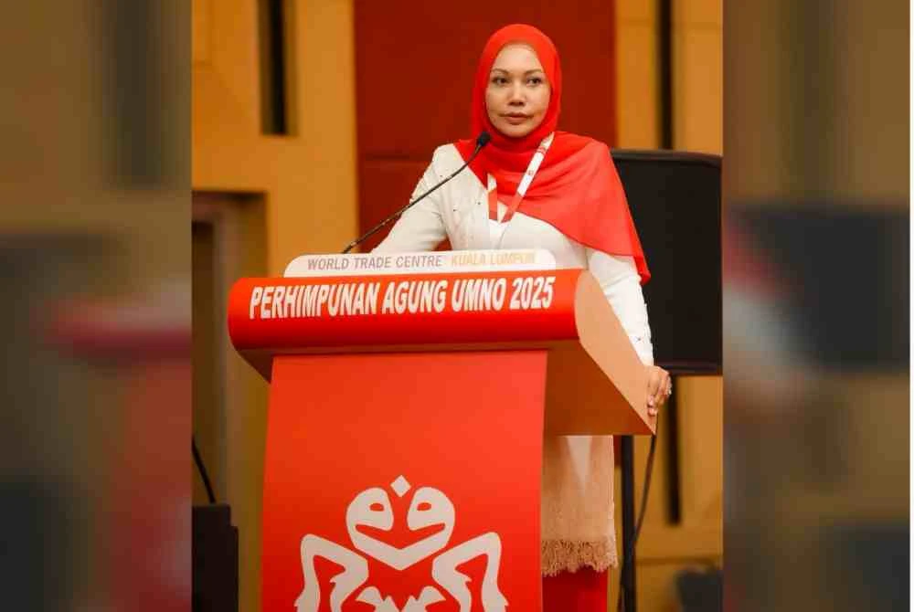 Hisham Suhaily ketika membahaskan usul politik pada Perhimpunan Agung Wanita UMNO 2025 di Pusat Dagangan Dunia (WTC), pada Khamis.