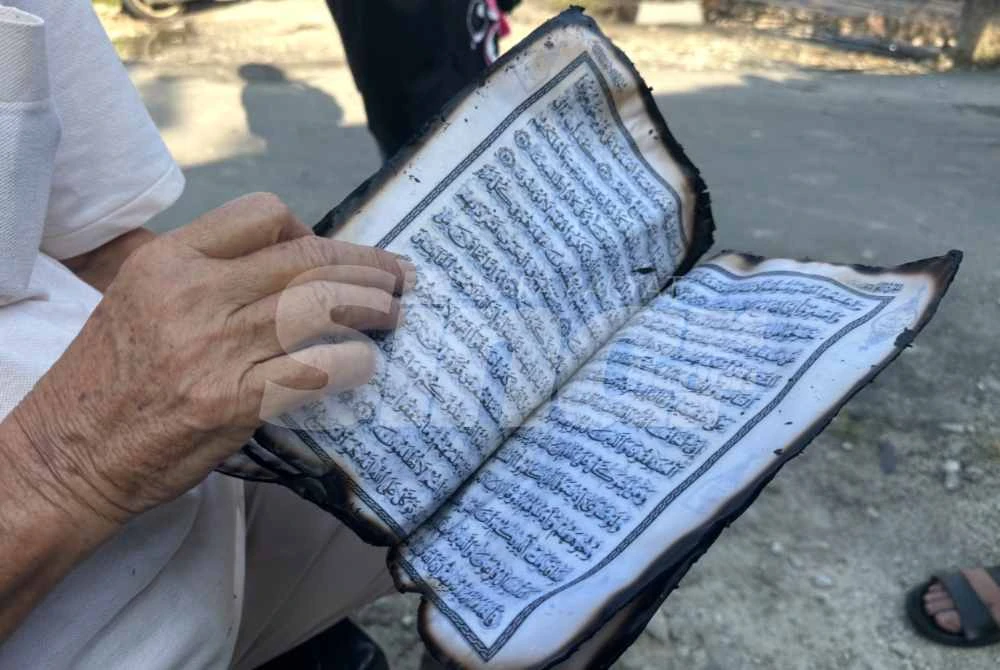 Al-Quran yang tidak musnah dalam kebakaran sebuah rumah. - Foto Sinar Harian/Adila Sharinni Wahid