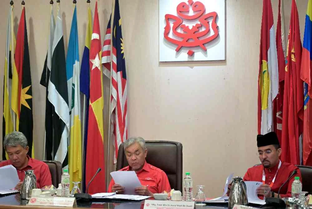 Ahmad Zahid (tengah) mempengerusikan Mesyuarat Khas Majlis Kerja Tertinggi UMNO di ibu pejabat UMNO, Kuala Lumpur malam ini. Foto Bernama