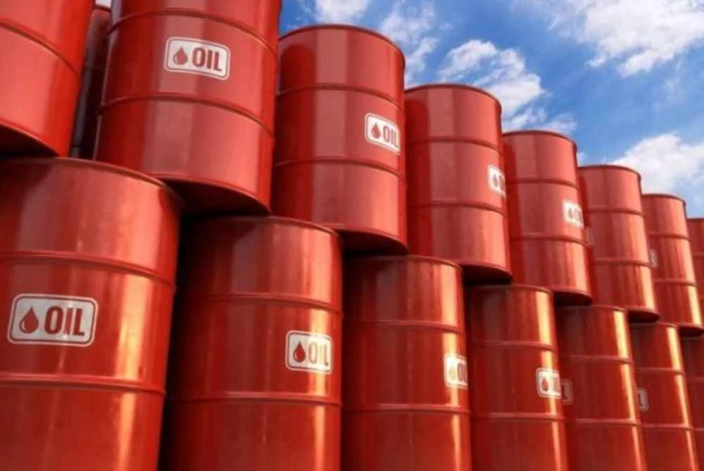 Harga minyak mentah Brent susut lebih empat peratus selepas Iran memberi amaran akan bertindak balas terhadap ancaman asing. Gambar hiasan 