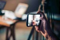 Telefon pintar di tangan orang ramai sudah jadi ‘mata’ yang sentiasa terbuka, merakam gerak-geri tanpa kita sedar. Gambar hiasan