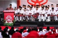 Mohamad (kiri) berucap pada Perasmian Perhimpunan Agung Wanita, Pergerakan Pemuda dan Puteri UMNO 2025 di Dewan Merdeka, Pusat Dagangan Antarabangsa Kuala Lumpur pada malam Rabu. FOTO: Bernama