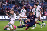 Pemain JDT, Bergson Gustavo Silveira Da Silva (tengah) melepaskan sepakan namun berjaya dihalang pemain Kuching City FC, Yuki Tanigawa (kiri) pada saingan Liga Super Malaysia 2025/2026 di Stadium Sultan Ibrahim pada Rabu. Foto Bernama