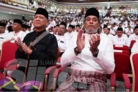 Khairy (kanan) bersama Mohamed Nazri (kiri) hadir ke Perhimpunan Agung Pemuda UMNO di WTC pada Khamis. Foto Sinar Harian - ROSLI TALIB