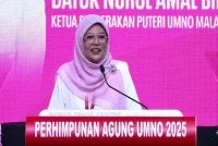 Nurul Amal ketika menyampaikan ucapan dasar dalam Perhimpunan Agung Pergerakan Puteri UMNO sempena PAU 2025, di WTC Kuala Lumpur pada Khamis.