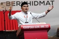 Muhamad Akmal Saleh mohon pucuk pimpinan UMNO menerima kembali bekas ahli parti itu. 