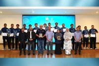 Syamsul Hazeman (tiga dari kanan) bersama peserta TVET MAIPk bagi Kursus Penyelaman Komersial yang diraikan di Kompleks Islam Darul Ridzuan baru-baru ini.