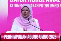 Nurul Amal ketika menyampaikan ucapan dasar dalam Perhimpunan Agung Pergerakan Puteri UMNO sempena Perhimpunan Agung UMNO (PAU) 2025 pada Khamis.