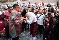 Muhamad Akmal mencium tangan Ab Rauf selepas memberi ucapan dalam sPerhimpunan Agung Pemuda UMNO sempena PAU 2025 di pekarangan WTC Kuala Lumpur pada Khamis.