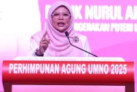 Nurul Amal ketika menyampaikan ucapan dasar dalam Perhimpunan Agung Pergerakan Puteri UMNO sempena Perhimpunan Agung UMNO (PAU) 2025 pada Khamis.