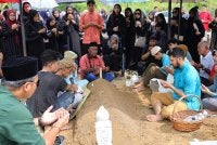 Jenazah Mohd Farid selamat dikebumikan di Tanah Perkuburan Bukit Buak, Labu Hilir kira-kira 12 tengah hari. Foto Bernama