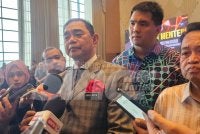 James (tiga dari kanan) ditemui pemberita selepas menyampaikan amanatnya kepada warga kementerian di SICC, Kota Kinabalu pada Khamis.