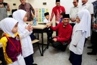 Syed Ibrahim menyantuni murid sulung SRAIN Pahang sempena lawatan beliau ke sekolah itu pada Khamis.