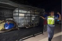 Pemeriksaan dijalankan menemui 1,400 liter cecair yang disyaki minyak diesel di dalam tangki tambahan berkapasiti 2,000 liter pada sebuah lori tiga tan. - Foto KPDN Perak