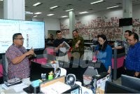 Ketua Pengarang Sinar Harian, Zamri Rambli (kiri) memberi penerangan mengenai Sinar Harian ketika kunjungan hormat ahli majlis MDA di sini pada Khamis.