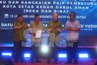 Fadillah (dua dari kanan) pada Majlis Perasmian dan Penyerahan Projek Pembinaan Loji Rawatan Kumbahan Serantau dan Rangkaian Paip Pembetungan di Alor Setar pada Khamis.