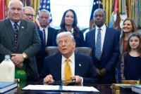 Trump (duduk) di pejabat Oval, Rumah Putih. Foto: Agensi