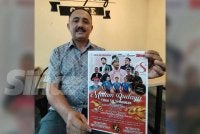 Mohd Fadzil menunjukkan poster yang diedarkan bagi memeriahkan lagi program malam budaya berlangsung di Dataran Karangkraf di Seksyen 15, Shah Alam.