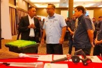 Haim (tengah) mendengar penerangan tentang inovasi sempena E-Idaman Inspire Supervisory Programme Power-Up Series pada Khamis.