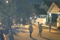 Polis memburu tiga lelaki yang mencuri wang tunai bernilai RM1,500 di Taman Anjung Gapam, Jasin.
