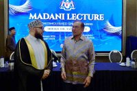 Anwar (kanan) berbual bersama Sheikh Dr Tahir Wyatt pada Majlis Ilmu Madani di Kompleks Seri Perdana, Putrajaya, malam ini. Foto Bernama 