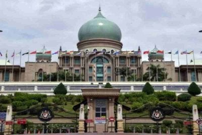 Tekad PMX dan kerajaan Madani untuk meminda Perlembagaan agar seseorang itu tidak boleh memegang jawatan Perdana Menteri (PM) selama-lamanya perlu disokong rakyat. Foto hiasan Bernama