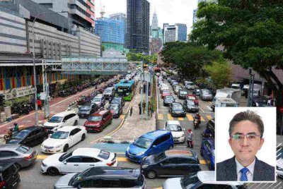 Majoriti kenderaan yang memasuki Kuala Lumpur dipandu seorang diri pada waktu tertentu menyumbang kepada kesesakan jalan raya di ibu kota. Gambar hiasan (Gambar kecil: Teik Hua) 