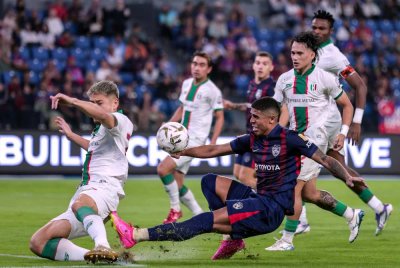 Pemain JDT, Bergson Gustavo Silveira Da Silva (tengah) melepaskan sepakan namun berjaya dihalang pemain Kuching City FC, Yuki Tanigawa (kiri) pada saingan Liga Super Malaysia 2025/2026 di Stadium Sultan Ibrahim pada Rabu. Foto Bernama