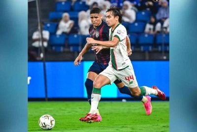 Pemain Kuching City FC mempamerkan aksi bertenaga bagi menyaingi kesebelasan JDT. Foto: Kuching City FC