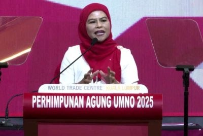 Noraini menyampaikan ucapan dasar sempena Perhimpunan Agung UMNO 2025 di WTC pada Khamis.