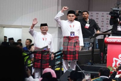 Muhamad Akmal (kanan) ketika hadir dalam Perhimpunan Agung Pergerakan Pemuda UMNO di Dewan Tun Razak 4 WTC Kuala Lumpur pada Khamis