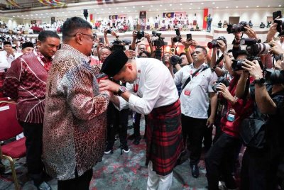 Muhamad Akmal mencium tangan Ab Rauf selepas memberi ucapan dalam sPerhimpunan Agung Pemuda UMNO sempena PAU 2025 di pekarangan WTC Kuala Lumpur pada Khamis.