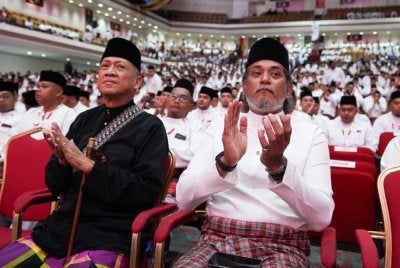 Khairy (kanan) hadir ke Perhimpunan Agung Pemuda UMNBO di WTC pada Khamis.