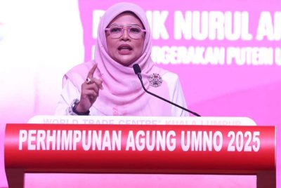 Nurul Amal ketika menyampaikan ucapan dasar dalam Perhimpunan Agung Pergerakan Puteri UMNO sempena Perhimpunan Agung UMNO (PAU) 2025 pada Khamis.