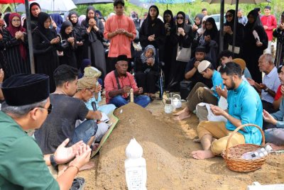 Jenazah Mohd Farid selamat dikebumikan di Tanah Perkuburan Bukit Buak, Labu Hilir kira-kira 12 tengah hari. Foto Bernama