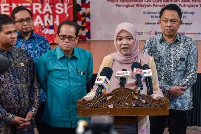 Fadhlina (dua, kanan) ditemui media selepas Program Kurikulum Prasekolah 2026 dan Kurikulum Prasekolah 2026 (Pendidikan Khas) di SK Putrajaya Presint 9(1) pada Khamis. Foto Bernama