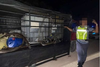 Pemeriksaan dijalankan menemui 1,400 liter cecair yang disyaki minyak diesel di dalam tangki tambahan berkapasiti 2,000 liter pada sebuah lori tiga tan. - Foto KPDN Perak