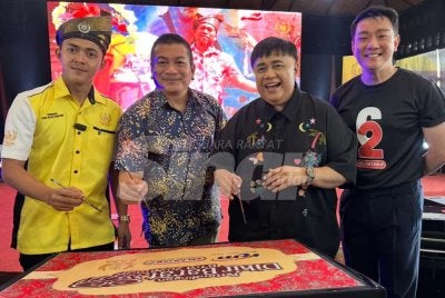 Suhaimi (dua dari kanan) mencanting batik sebagai simbolik perasmian. Foto SINAR HARIAN/ADILA SHARINNI WAHID