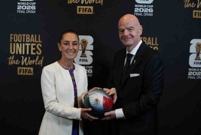 Presiden Mexico, Claudia Sheinbaum (kiri), dan Presiden FIFA, Gianni Infantino (kanan), bergambar bersama sebiji bola semasa majlis undian Piala Dunia Bola Sepak FIFA 2026 pada 5 Disember lalu. Foto AFP