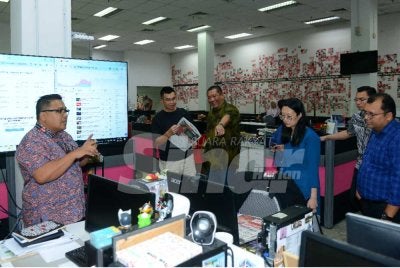 Ketua Pengarang Sinar Harian, Zamri Rambli (kiri) memberi penerangan mengenai Sinar Harian ketika kunjungan hormat ahli majlis MDA di sini pada Khamis.