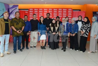 Ahli Majlis MDA berkesempatan bergambar bersama Pengerusi Karangkraf, Firdaus Hussamuddin (lima dari kanan) dan Ketua Pegawai Eksekutif Grup Sinar Karangkraf, Farah Hussamuddin (empat dari kanan).Turut sama Nik Justin (dua dari kiri) dan Nicholas Sagau (empat dari kiri).