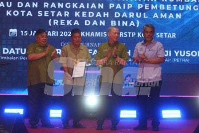 Fadillah (dua dari kanan) pada Majlis Perasmian dan Penyerahan Projek Pembinaan Loji Rawatan Kumbahan Serantau dan Rangkaian Paip Pembetungan di Alor Setar pada Khamis.
