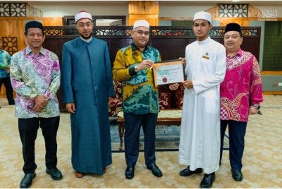 Ahmad Fikri (dua dari kanan) menerima penganugerahan Ijazah Sanad Aliah daripada Pusat Taranum Al-Quran Kelantan di Kota Bharu pada Khamis.